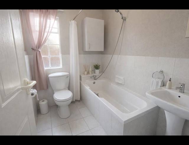 2 BEDROOM PROPERTY TO RENT IN DIE HOEWES